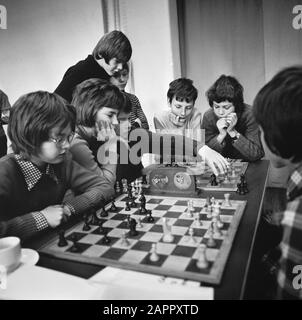 Torneo di scacchi per studenti di istruzione secondaria a Haarlem Scuole durante il torneo Data: 3 Gennaio 1974 Località: Haarlem, Noord-Holland Parole Chiave: Giocatori di scacchi, tornei di scacchi, scacchi, studenti di scuola Foto Stock