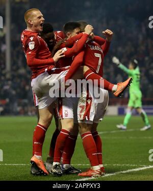 Lewis Graban (centro) della Nottingham Forest celebra il punteggio del suo primo gol laterale del gioco con i compagni di squadra durante la partita del campionato Sky Bet al City Ground, Nottingham. Foto Stock