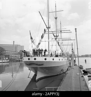 Scuola marittima inferiore Pollux esiste 125 anni; alunni nel mitten della nave da addestramento a Oosterdokkade Data: 18 aprile 1974 Parole Chiave: PUPPINS, navi Nome istituto: Pollux : Mieremet, Rob/Anefo Foto Stock