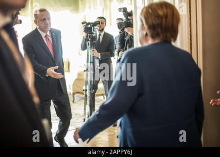 Istanbul, Turchia. 24th Gen 2020. La cancelliera Angela Merkel (CDU, r) incontra Recep Tayyip Erdogan, presidente della Turchia. Credit: Ahmed Deeb/Dpa Pool/Dpa/Alamy Live News Foto Stock