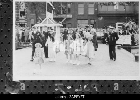 Cinquantennale di governo della Queen Wilhelmina National Fleet Schouw. La famiglia reale va su De Ruyterkade a bordo dello yacht Piet Hein per assistere alla flotta camino al Buiten-IJ Data: 3 settembre 1948 posizione: Amsterdam, Noord-Holland Parole Chiave: Anniversari, casa reale, marina, personale fugeetschouwen: Beatrix, principessa, Bernhard, principe, principessa Christina, Irene, principessa, Juliana, principessa, Maret, principessa Foto Stock