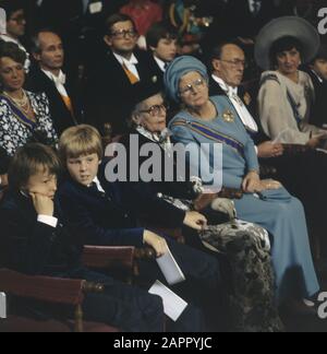 Cambio trono 30 aprile: Inaugurazione nella nuova Chiesa; Famiglia reale, di Johan Friso, Willem Alexander, Sig.ra van Amsberg, Juliana, Bernhard Data: 30 agosto 1980 Parole Chiave: Famiglia reale, cambiamento del trono, inaugurazioni Nome personale: Bernhard, Prince, Johan Friso, Prince, Juliana, Queen Foto Stock