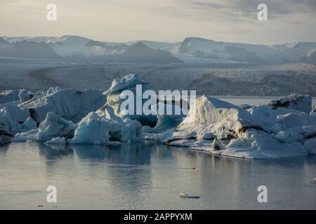 Bella immagine di paesaggio freddo della baia della laguna glaciale islandese, Foto Stock