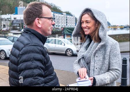 Bantry, West Cork, Irlanda. 24th Gen 2020. Candidato alle elezioni Clr. Holly Cairns (socialdemocratici) è stato oggi a Bantry Market, cantando per i voti con la sua squadra. Credito: Andy Gibson/Alamy Live News Foto Stock