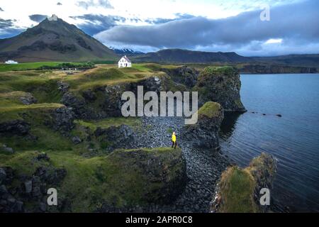 Arnarstapi città sulla costa di Snaefell in Islanda bellissimo paesaggio Foto Stock