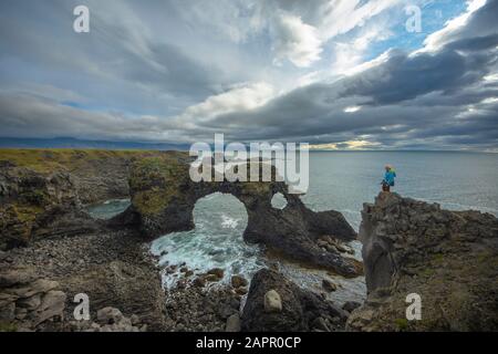 Arnarstapi città sulla costa di Snaefell in Islanda bellissimo paesaggio Foto Stock