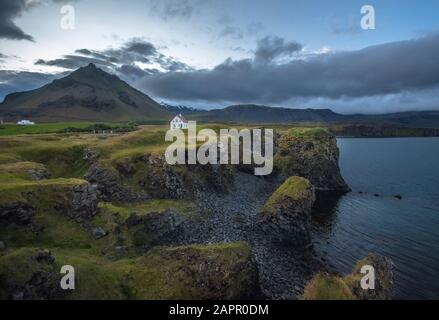 Arnarstapi città sulla costa di Snaefell in Islanda bellissimo paesaggio Foto Stock