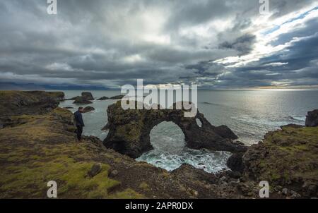 Arnarstapi città sulla costa di Snaefell in Islanda bellissimo paesaggio Foto Stock