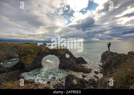 Arnarstapi città sulla costa di Snaefell in Islanda bellissimo paesaggio Foto Stock