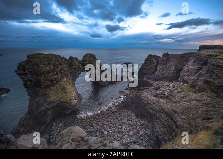 Arnarstapi città sulla costa di Snaefell in Islanda bellissimo paesaggio Foto Stock