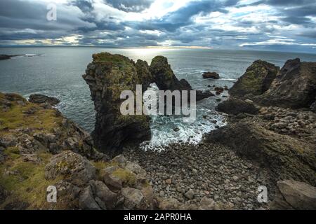 Arnarstapi città sulla costa di Snaefell in Islanda bellissimo paesaggio Foto Stock