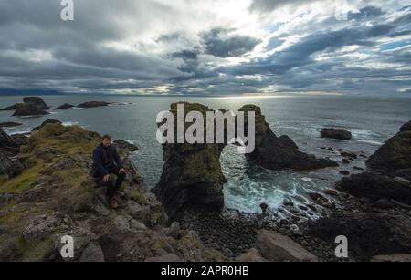 Arnarstapi città sulla costa di Snaefell in Islanda bellissimo paesaggio Foto Stock