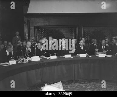 Tavola Rotonda Conferenza Indonesia. Delegazioni nel Ridderzaal Data: 22 agosto 1949 luogo: L'Aia, Indonesia, Indonesia Parole Chiave: Conferenze Nome istituzionale: Ridderzaal, RTC Foto Stock