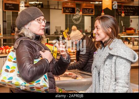 Bantry, West Cork, Irlanda. 24th Gen 2020. Candidato alle elezioni Clr. Holly Cairns (socialdemocratici) è stato oggi a Bantry Market, cantando per i voti con la sua squadra. Credito: Andy Gibson/Alamy Live News Foto Stock