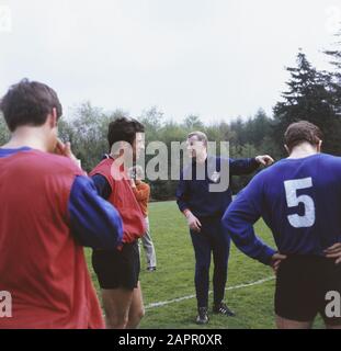 Formazione Nazionale Olandese a Zeist; allenamento Data: 9 Giugno 1968 Località: Utrecht, Zeist Parole Chiave: Sport, allenamento, calcio Foto Stock