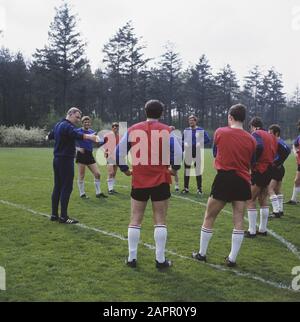 Formazione Nazionale Olandese a Zeist; allenamento Data: 9 Giugno 1968 Località: Utrecht, Zeist Parole Chiave: Sport, allenamento, calcio Foto Stock