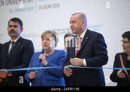 Istanbul, Turchia. 24th gennaio 2020. La cancelliera tedesca Angela Merkel (2nd L) partecipa alla cerimonia di apertura dell’Università turco-tedesca con il presidente turco Recep Tayyip Erdogan (3rd L) a Istanbul, Turchia, 24 gennaio 2020. Merkel il venerdì ha detto che il suo paese apprezza gli sforzi della Turchia per ospitare milioni di rifugiati siriani nel suo territorio. (Presidenza Turca/Consegna Via Xinhua) Foto Stock