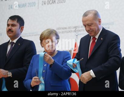 Istanbul, Turchia. 24th gennaio 2020. La cancelliera tedesca Angela Merkel (C), accompagnata dal presidente turco Recep Tayyip Erdogan (R), ha tagliato il nastro durante la cerimonia di apertura dell’Università turco-tedesca di Istanbul, Turchia, 24 gennaio 2020. Merkel il venerdì ha detto che il suo paese apprezza gli sforzi della Turchia per ospitare milioni di rifugiati siriani nel suo territorio. (Presidenza Turca/Consegna Via Xinhua) Foto Stock