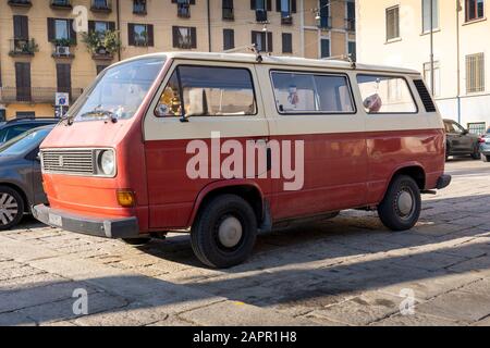 Furgone Volkswagen vintage rosso e bianco. Micro bus VW Transporter. Foto Stock