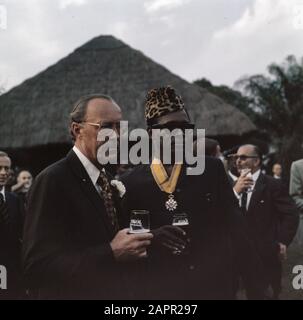 Principe Bernhard In Zaire Con Il Presidente Mobuetoe; Data: 12 Agosto 1973 Luogo: Zaire Nome Personale: Bernhard (Prince Netherlands), Mobutu Sese Seko, Joseph Foto Stock