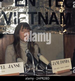 Incontro del Vietnam presso il centro culturale De Lindenberg a Nijmegen; Jane fonda (attrice e attivista vietnamita). Date: 18 gennaio 1975 Location: Nijmegen, Vietnam Keywords: Attivisti, attrici, star del cinema Nome personale: De Lindenberg, fonda Jane Foto Stock