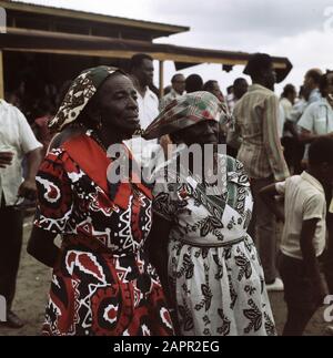 Suriname (immagini di strada, industria, politica, gente ecc. popolazione: Due donne creole Data: 1975 luogo: Suriname Parole Chiave: STREADS Foto Stock