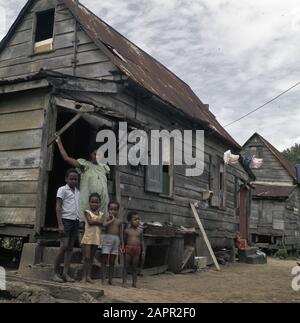 Suriname (immagini di strada, industria, politica, persone ecc. alloggio: Caldo con la gente Data: 1975 luogo: Suriname Parole Chiave: StREATE CAPES Foto Stock