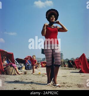 Donne, spiagge Data: Parole Chiave dense: Spiagge, donne Foto Stock