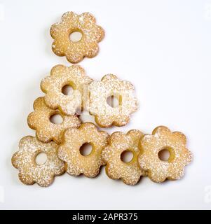 Concetto di cibo italiano. Biscotti canestrelli, biscotti al burro italiani tipici liguri e piemontesi isolati su sfondo bianco. Foto Stock