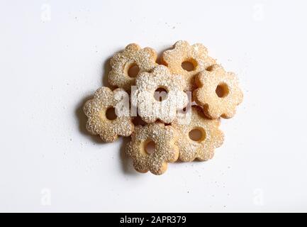 Concetto di cibo italiano. Biscotti canestrelli, biscotti al burro italiani tipici liguri e piemontesi isolati su sfondo bianco. Foto Stock