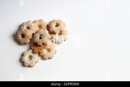 Concetto di cibo italiano. Biscotti canestrelli, biscotti al burro italiani tipici liguri e piemontesi isolati su sfondo bianco. Foto Stock