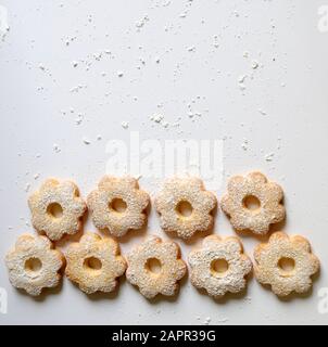 Concetto di cibo italiano. Biscotti canestrelli, biscotti al burro italiani tipici liguri e piemontesi isolati su sfondo bianco. Foto Stock