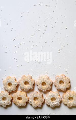 Concetto di cibo italiano. Biscotti canestrelli, biscotti al burro italiani tipici liguri e piemontesi isolati su sfondo bianco. Foto Stock