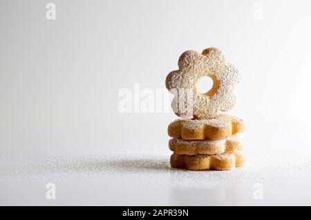Concetto di cibo italiano. Biscotti canestrelli, biscotti al burro italiani tipici liguri e piemontesi isolati su sfondo bianco. Foto Stock