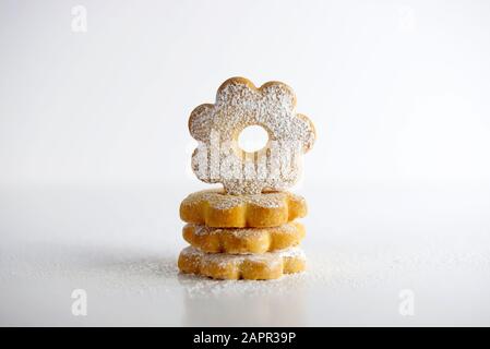 Concetto di cibo italiano. Biscotti canestrelli, biscotti al burro italiani tipici liguri e piemontesi isolati su sfondo bianco. Foto Stock