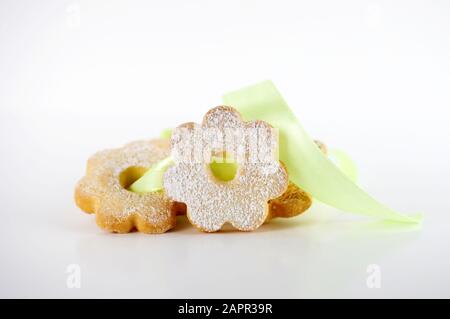 Concetto di cibo italiano. Biscotti canestrelli, biscotti al burro italiani tipici liguri e piemontesi isolati su sfondo bianco. Foto Stock