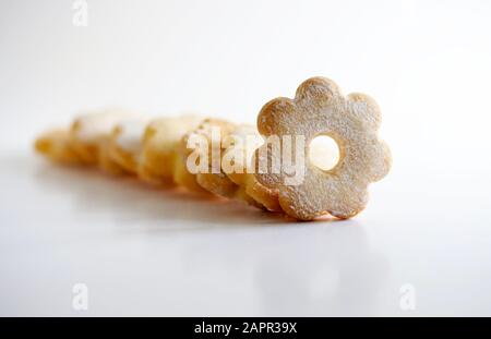Concetto di cibo italiano. Biscotti canestrelli, biscotti al burro italiani tipici liguri e piemontesi isolati su sfondo bianco. Foto Stock