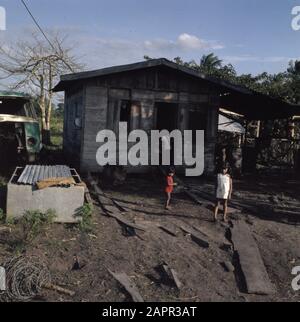 Suriname (immagini di strada, industria, politica, persone ecc. alloggio: Caldo con la gente Data: 1975 luogo: Suriname Parole Chiave: StREATE CAPES Foto Stock