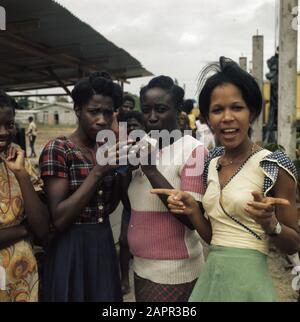 Suriname (immagini di strada, industria, politica, persone, ecc. popolazione: Tre colori Suriname Data: 1975 luogo: Suriname Parole Chiave: STREADS Foto Stock