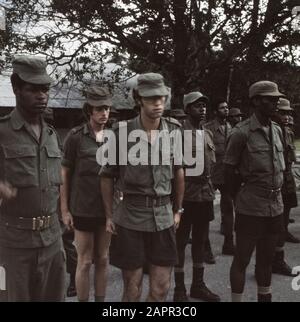 Suriname (immagini di strada, industria, politica, gente ecc. esercito: Soldati in ufficio uniforme Data: 1975 luogo: Suriname Parole Chiave: Soldati Foto Stock