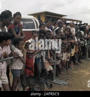 Suriname (immagini di strada, industria, politica, persone, ecc. popolazione: Razze diverse insieme Data: 1975 luogo: Suriname Parole Chiave: STREADS Foto Stock
