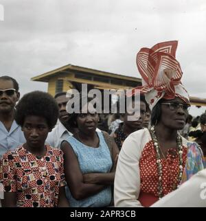 Suriname (immagini di strada, industria, politica, persone, ecc. popolazione: Donne creole Data: 1975 luogo: Suriname Parole Chiave: SCAPES stree Foto Stock