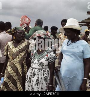 Suriname (immagini di strada, industria, politica, persone, ecc. popolazione: Donne creole Data: 1975 luogo: Suriname Parole Chiave: SCAPES stree Foto Stock
