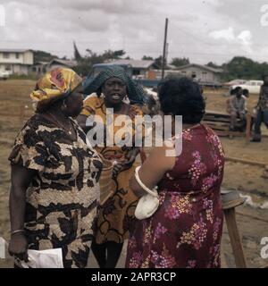 Suriname (immagini di strada, industria, politica, persone, ecc. popolazione: Suriname donne Data: 1975 luogo: Suriname Parole Chiave: STREADS Foto Stock