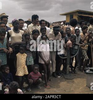 Suriname (immagini di strada, industria, politica, persone, ecc. popolazione: Miscela di varietà Data: 1975 luogo: Suriname Parole Chiave: Stree SCAPES Foto Stock