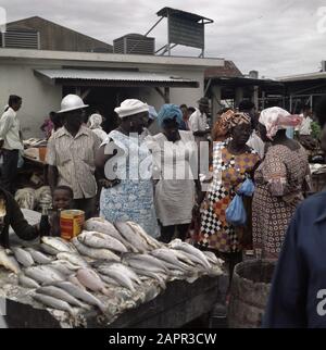 Suriname (immagini di strada, industria, politica, persone, ecc. popolazione: Donne sul mercato Data: 1975 luogo: Suriname Parole Chiave: Mercati Foto Stock