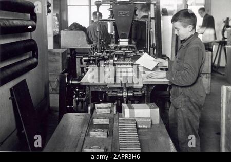 Seconda guerra mondiale, coltivazione del tabacco. Ragazzo in tute al lavoro nell'industria del tabacco. Paesi Bassi, Zwolle, 1941. Foto Stock