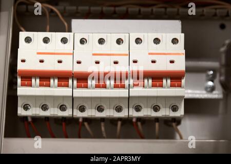 Interruttore di circuito interruttore in scatola. Tensione di comando quadro di comando. Scheda di distribuzione per il controllo della tensione elettrica in casa o in ufficio. Foto Stock