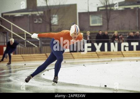 Gare di pattinaggio sul ghiaccio per la IJsselCup a Deventer. Jorrit Jorritsma in azione. Data: 23 novembre 1968 luogo: Deventer Parole Chiave: Skating, sport Nome Persona: IJsselcup, Jorritsma Jorrit Foto Stock
