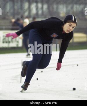 Gare di pattinaggio su ghiaccio per la IJsselCup di Deventer. Elly van den Brom in azione. Foto Stock